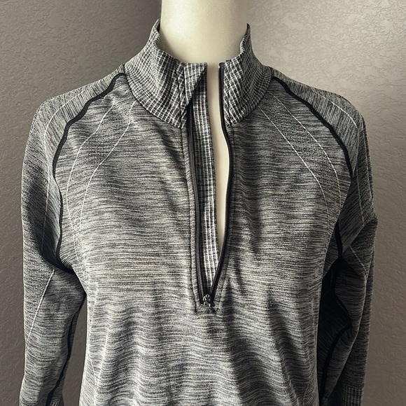 Saucony | 1/4 Zip Pullover - Picture 3 of 7